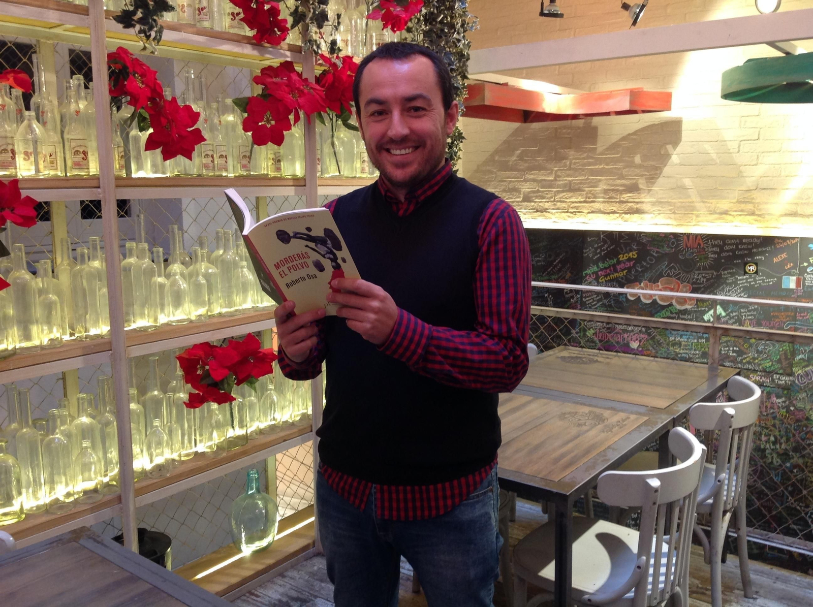 Roberto Osa (Cuenca, 1981), con un ejemplar de 'Morderás el polvo'.