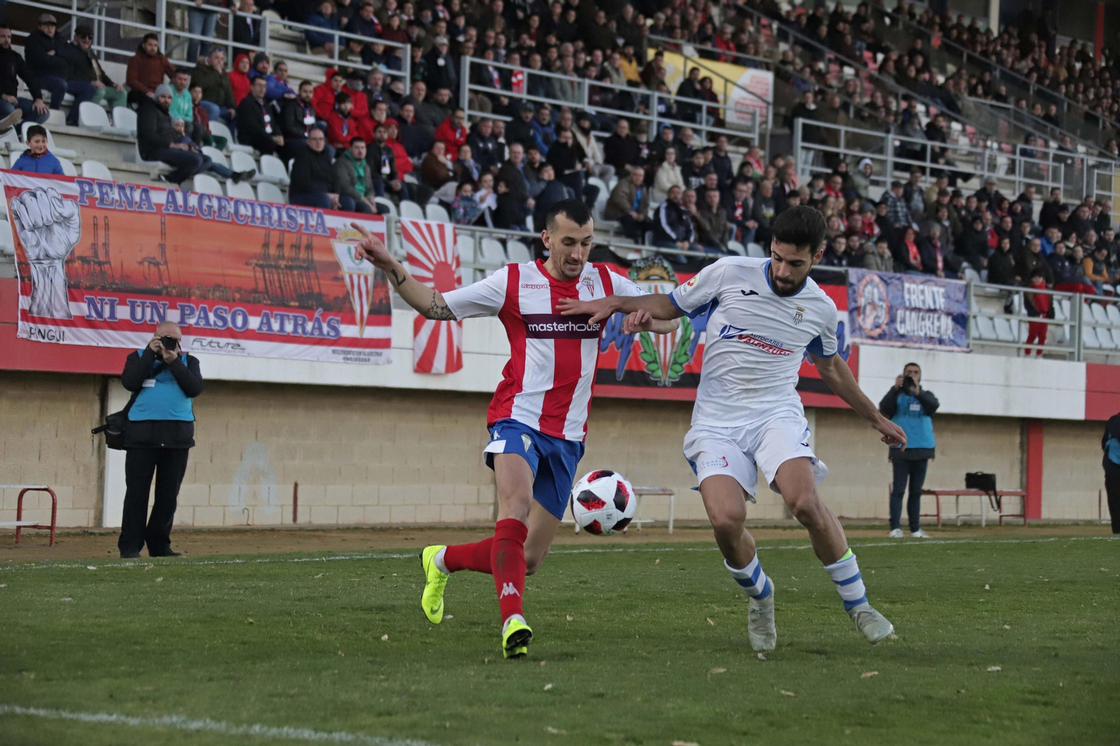 El albirrojo Javi Zafra pugna por el balón con un jugador del Arcos.