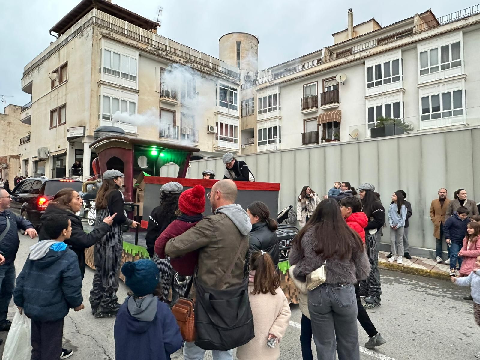De la Residencia de Mayores a las calles: imágenes del paso de los Reyes Magos por Huércal-Overa
