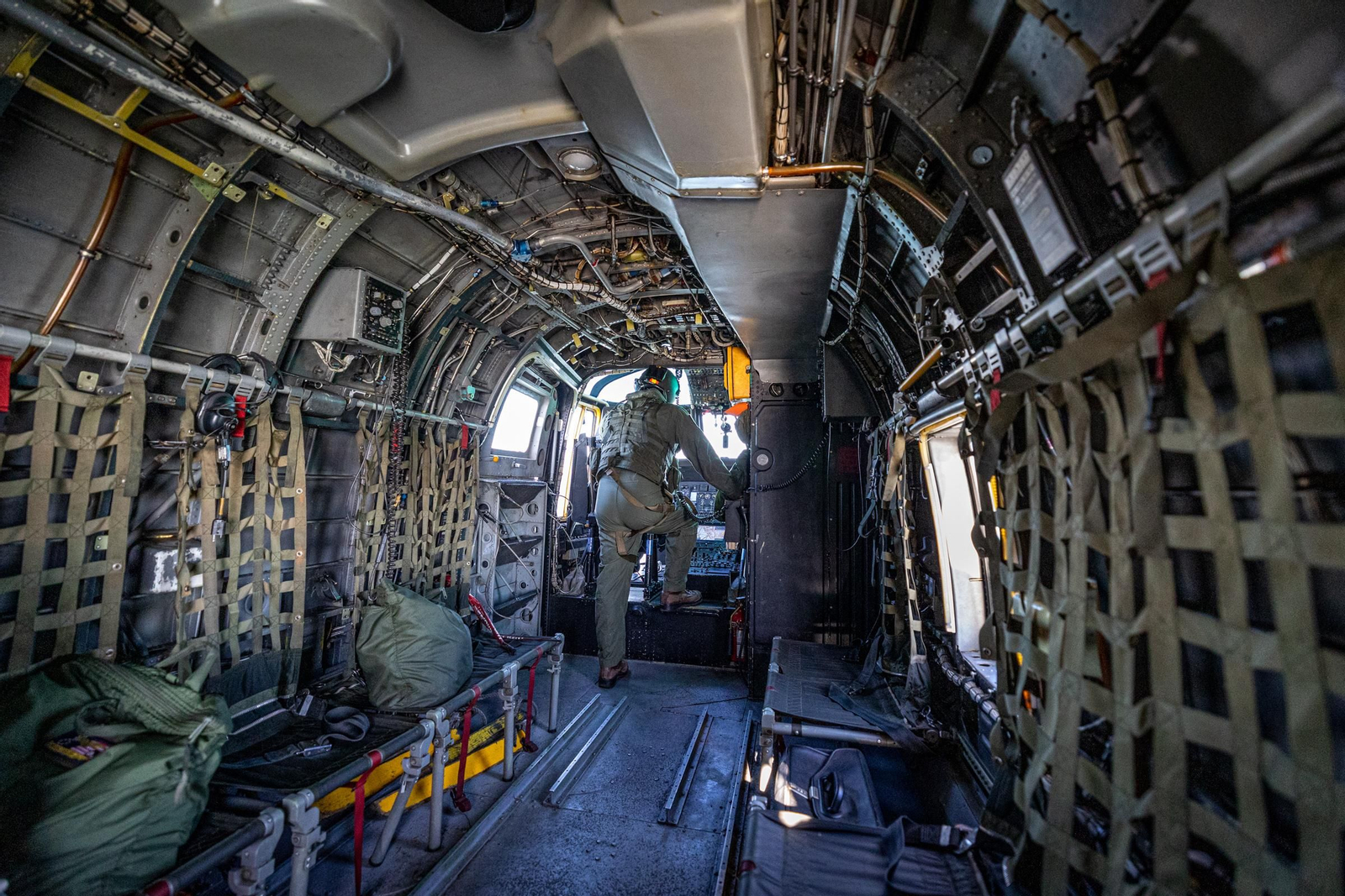 Imágenes del vuelo de despedida de los 'Sea King'  de la Quinta Escuadrilla de la FLOAN de la Armada por la Bahía de Cádiz