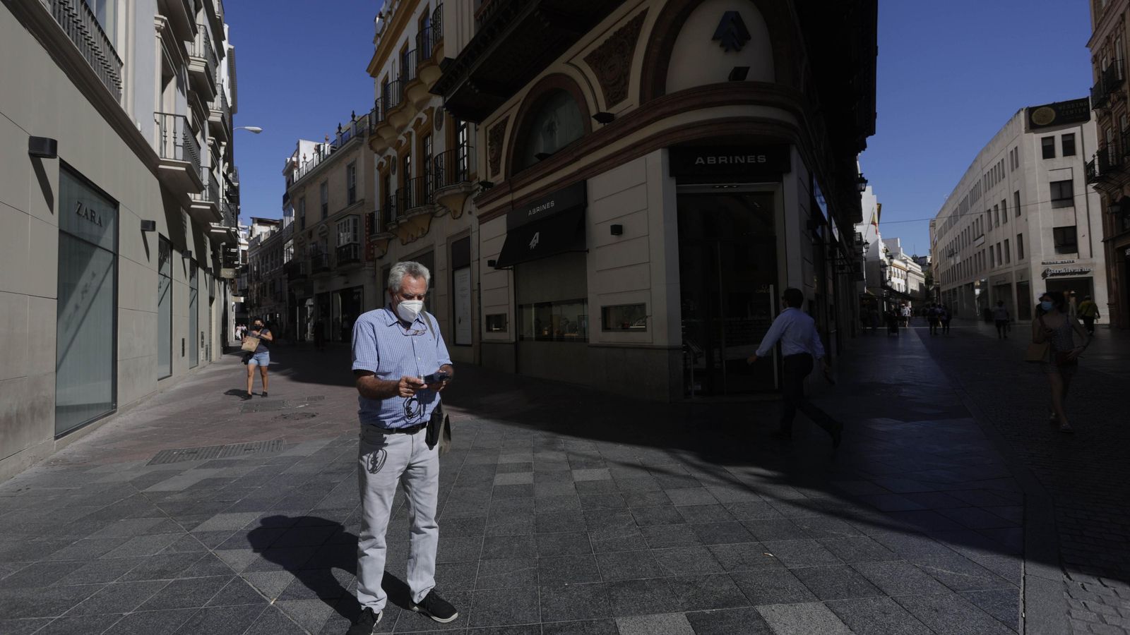 Enrique Figueroa midiendo en la soleada esquina de la calle Rioja.