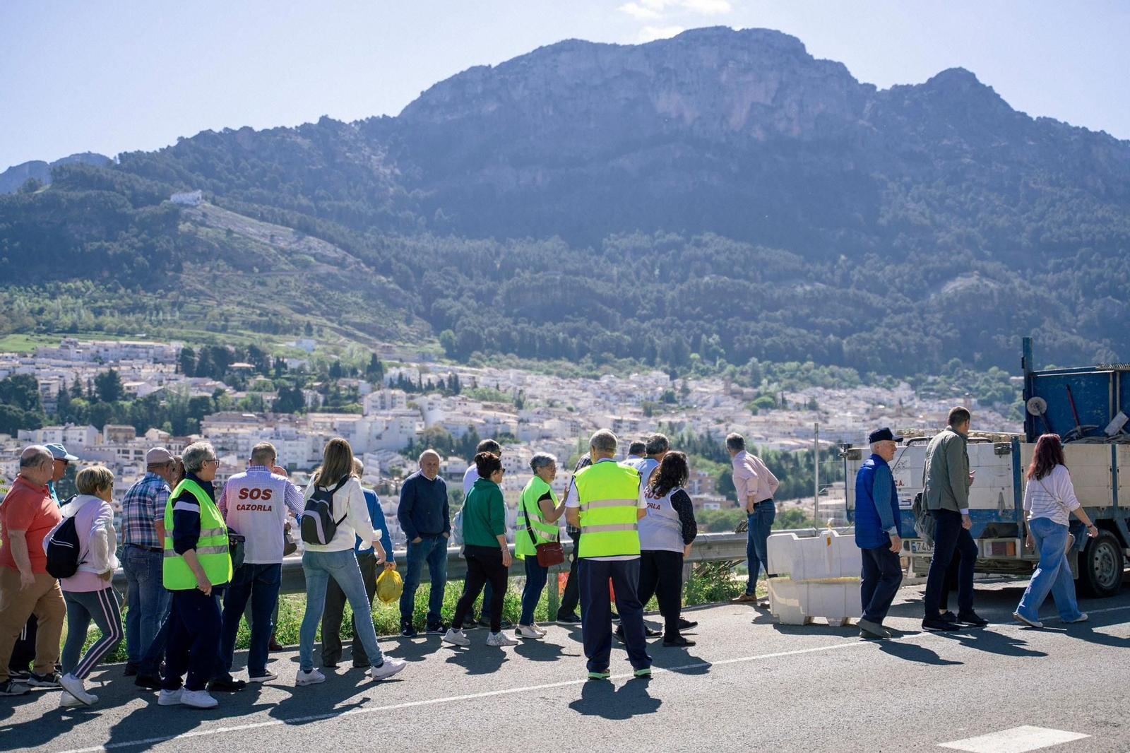María Márquez junto a los dirigentes socialistas recorriendo la distancia hasta el Hospital de Cazorla.