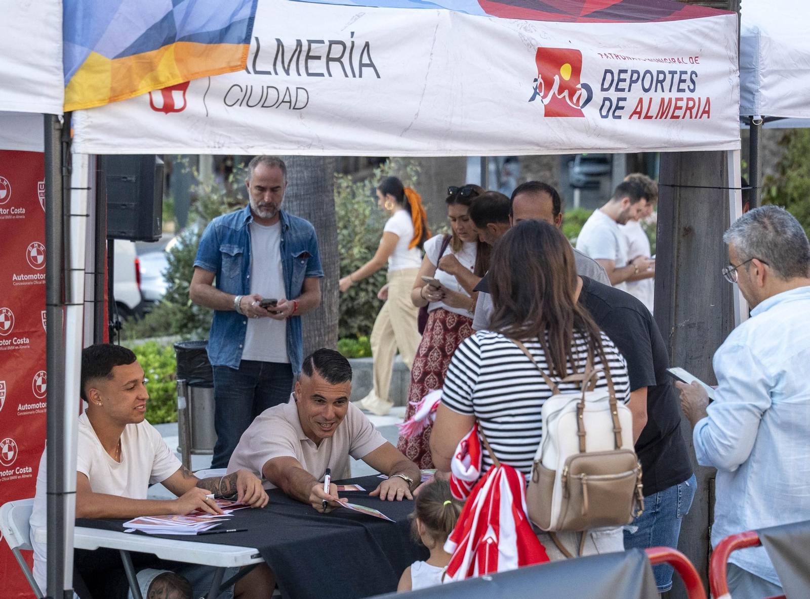 Los jugadores de la UDA Thalys y Andrés firman autógrafos