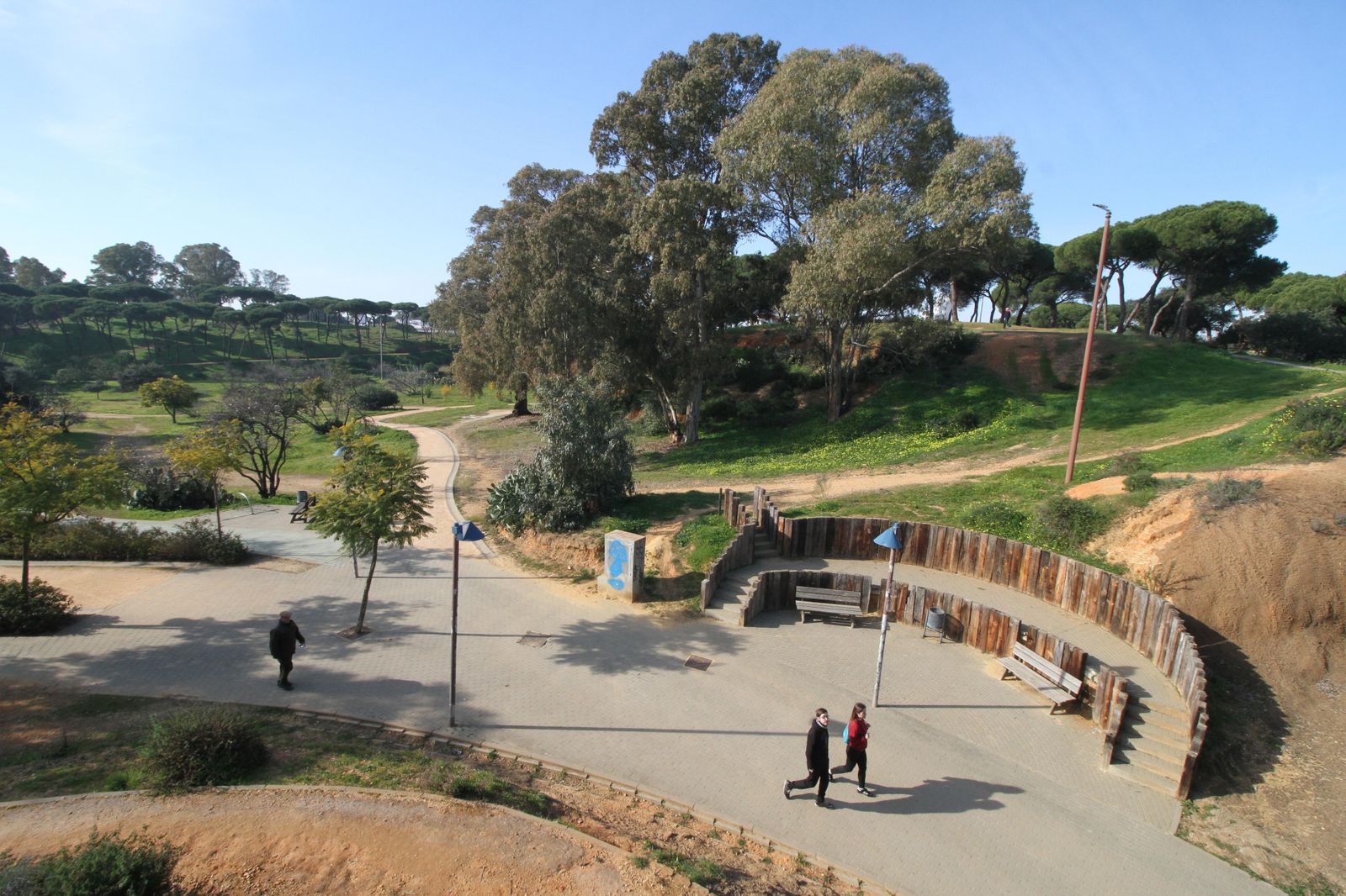 Ciudadanos pasean por el Parque Moret.