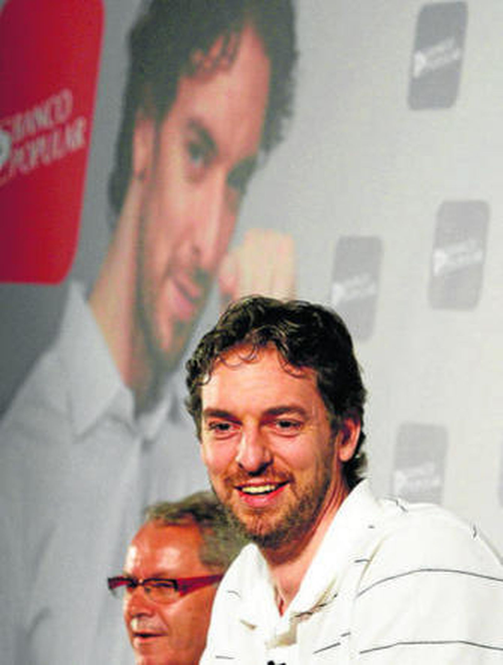 Pau Gasol sonríe durante el acto promocional de ayer.