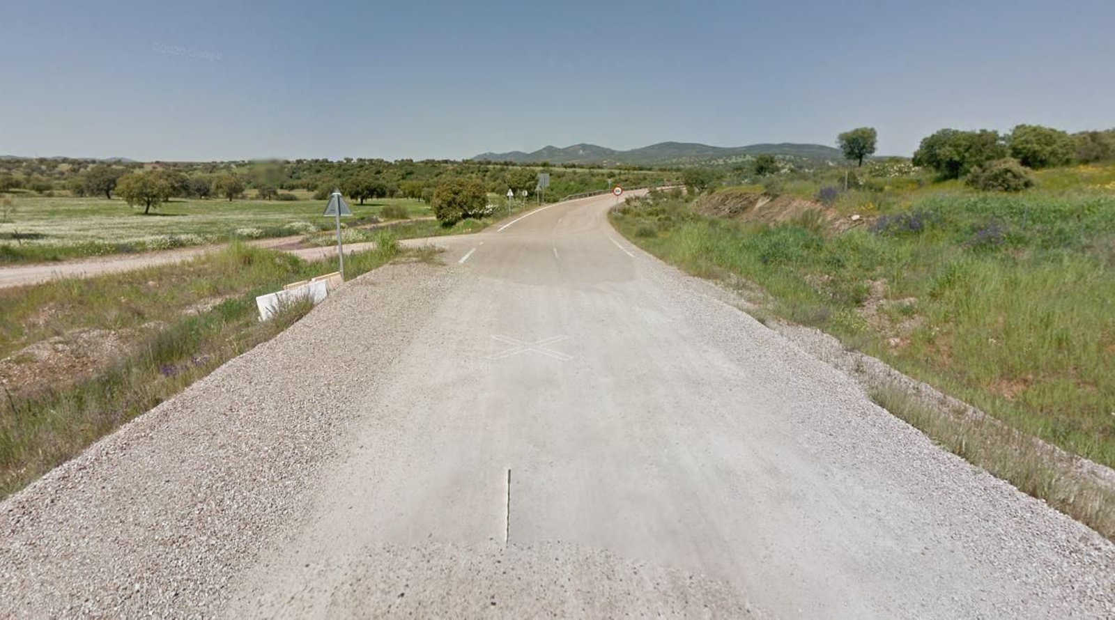 Asfalto en Extremadura y zahorra en Andalucía.