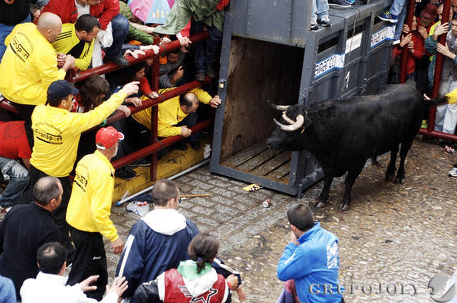 Un hombre resultó herido grave por una fuerte cornada en el abdomen en Arcos. Vejer, Paterna o Benamahoma también vivieron su fiesta

Foto: Ramon Aguilar