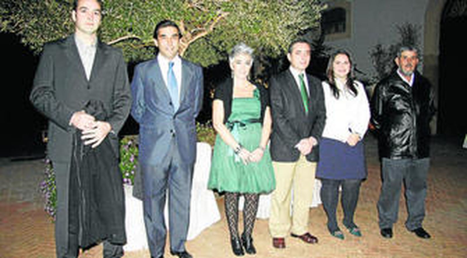 El Cartero Real, los Reyes Magos, la Estrella de la Ilusión y el Gran Visir, en el  patio de la bodega San José poco antes del inicio de la cena benéfica.