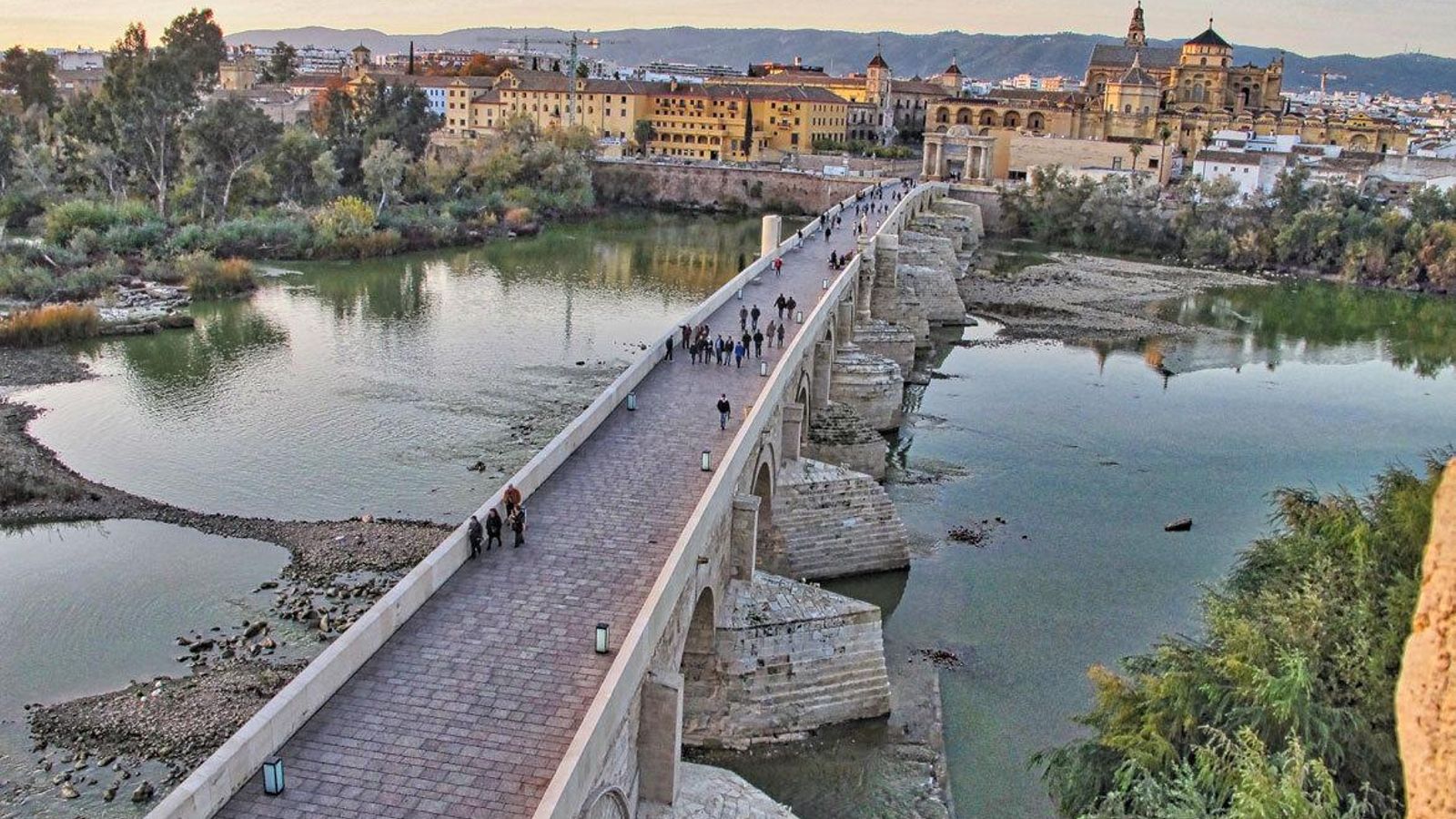 El Puente Romano es el acceso a la ciudad por la zona más meridional
