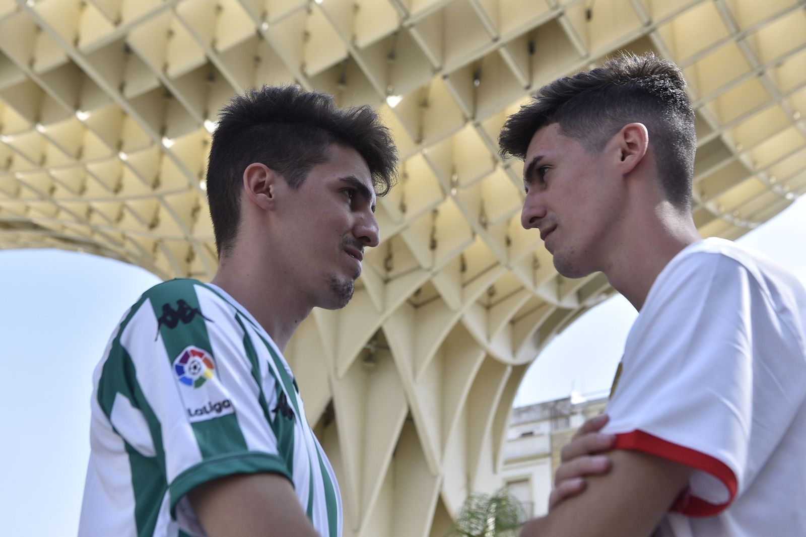 Un testimonio de 2018. Imagen de archivo de los hermanos mellizos Luis y Daniel Cabrera (3-4-1994), uno bético y otro sevillista en la más clara muestra de que es posible la dualidad entre los aficionados al fútbol en Sevilla. Los dos son artistas de cómics.