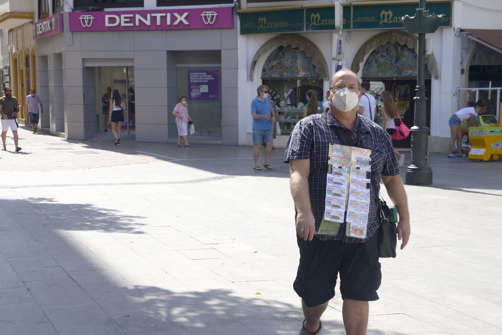 Imágenes del primer día de obligatoriedad de las mascarillas en La Linea.