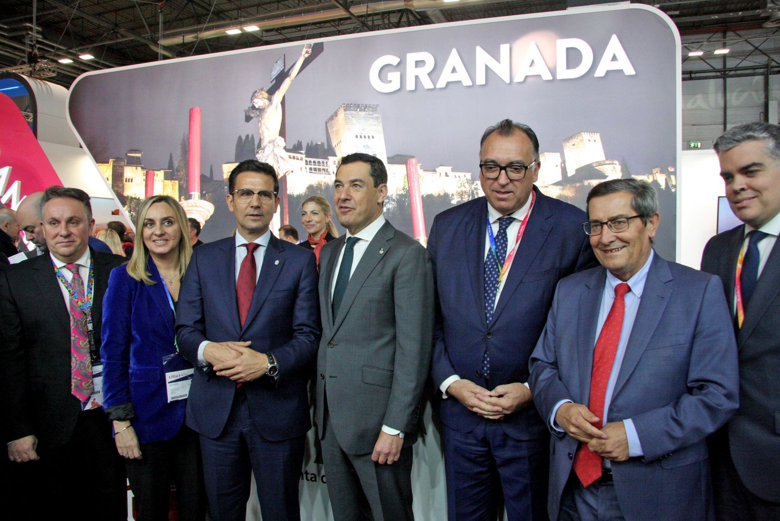 El presidente de la Junta de Andalucía, Juanma Moreno, junto al alcalde Granada, Francisco Cuenca y el presidente de la Diputación de Granada, José Entrena.