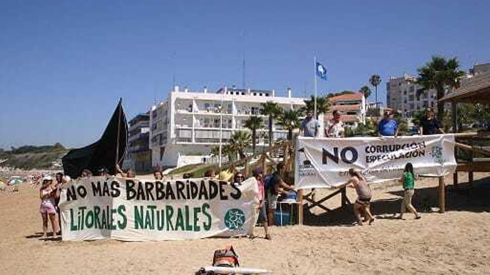Uno de los actos de concesión de bandera negra por parte de los ecologistas a la playa de Fuentebravía.