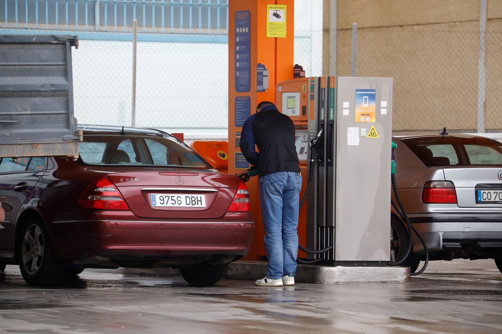 Un hombre reposta gasolina en una estación de servicio de Córdoba