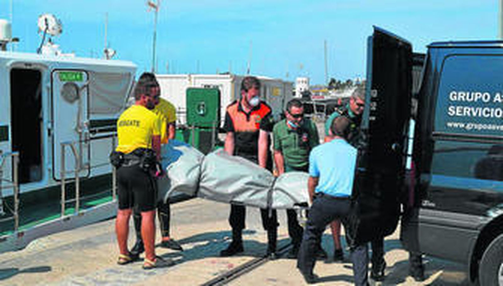 El operativo organizado para la ocasión a su llegada al Puerto de Motril antes de trasladar el cadáver al Instituto Anatómico Forense de Granada.