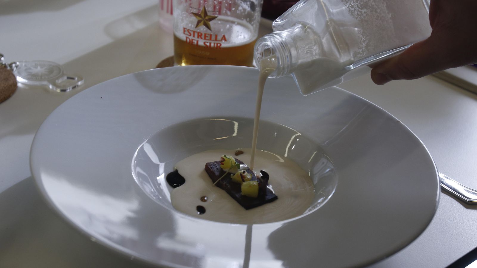 Ajoblanco con mojama, piña y un toque de esta fundamental especia.