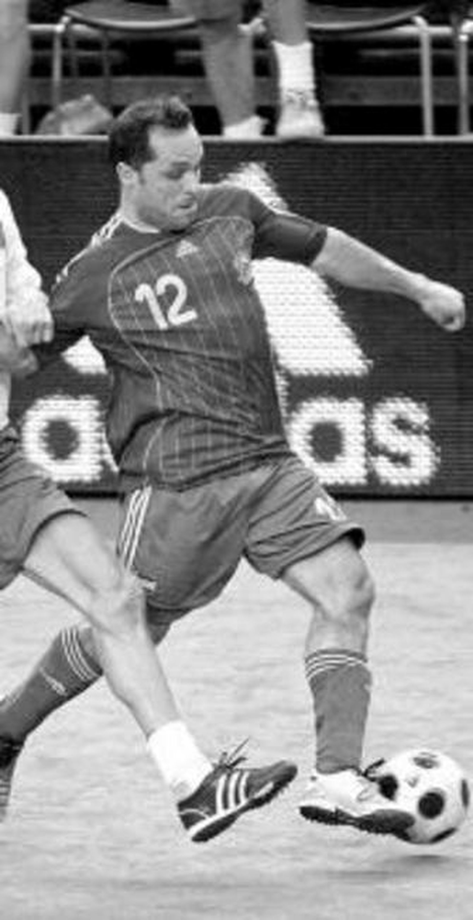 Sergi se lleva el balón.