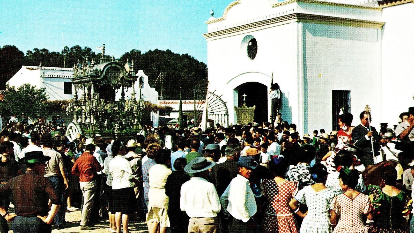 La Hermandad del Rocío de la Palma del Condado ante la capilla provisional.