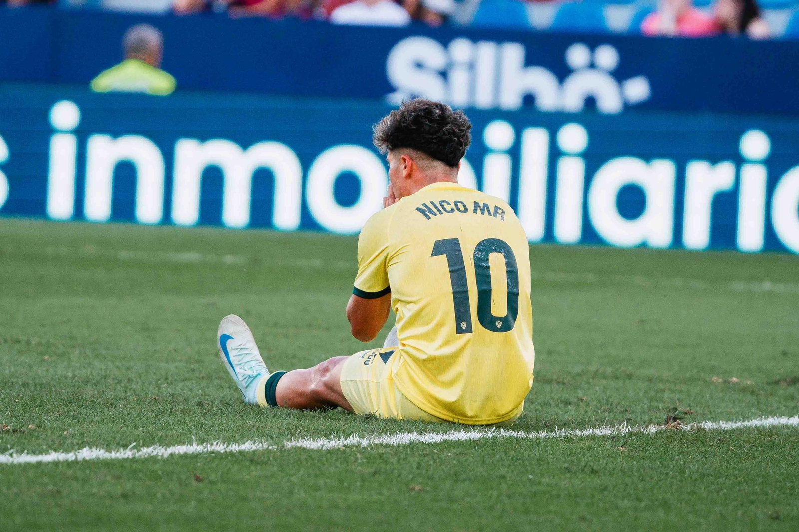 Melamed, sentado en el césped del Ciudad de Valencia, no podía imaginar lo que se ha encontrado en Almería