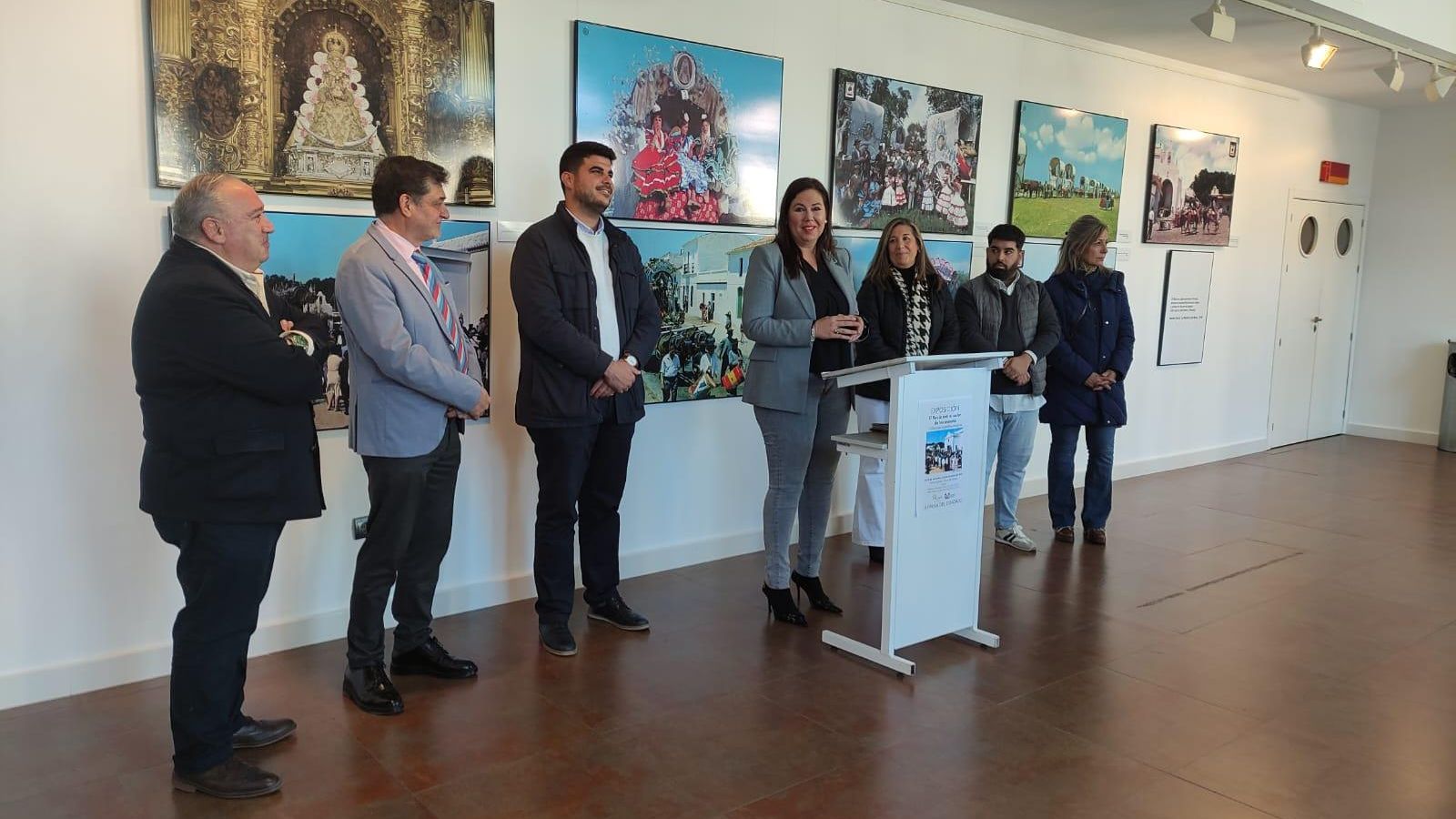 La alcaldesa de La Palma del Condado en la inauguración de la exposición.