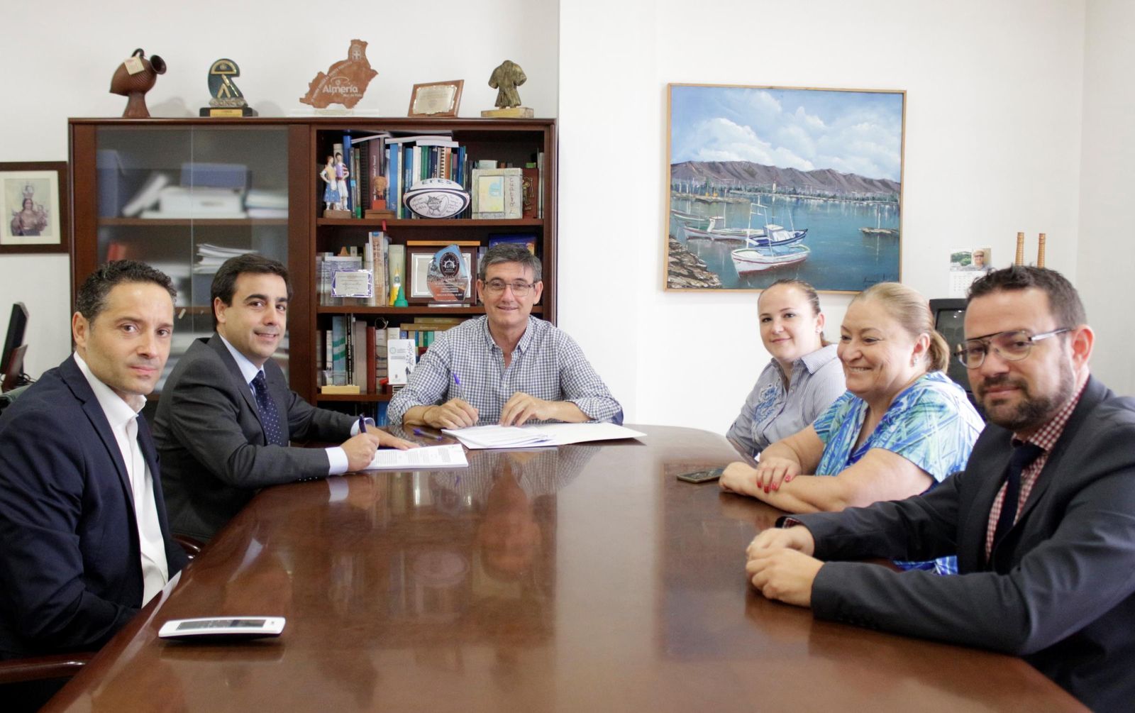 Firma del contrato de asistencia al domicilio.