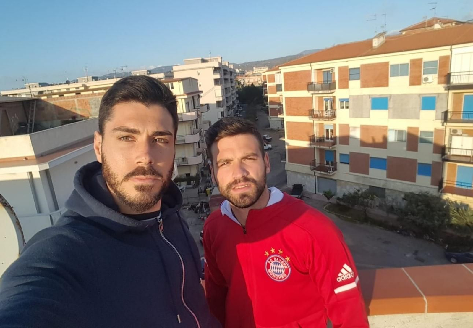 José Manuel y Francisco Jesús en la terraza de su piso de Reggio de Calabria José Manuel y Francisco Jesús en la terraza de su piso de Reggio de Calabria
