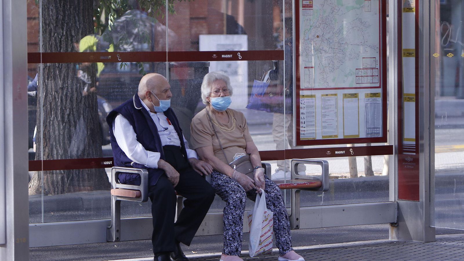 Dos ancianos con mascarillas.