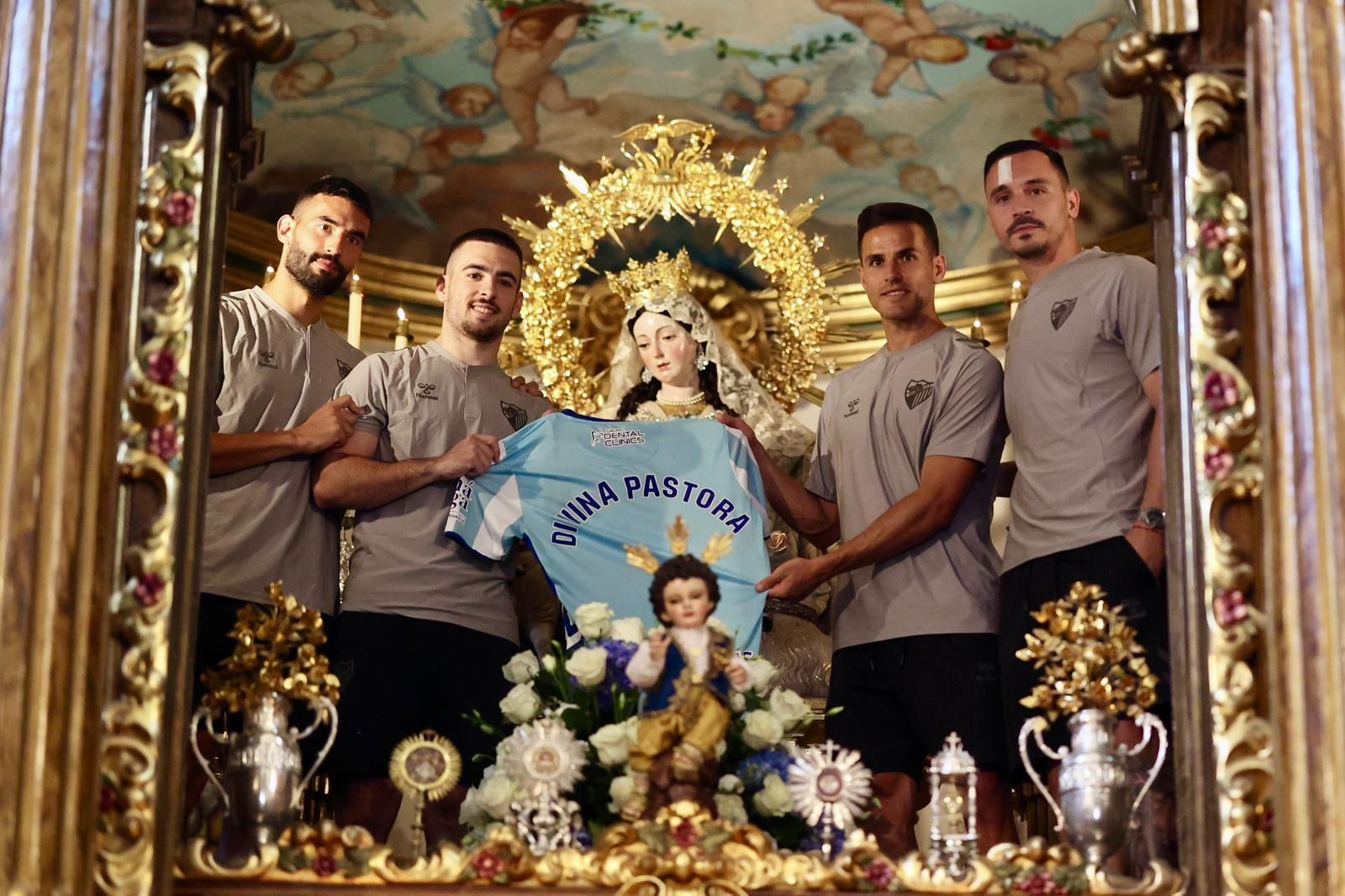 La ofrenda del Málaga CF a la Divina Pastora, en fotos
