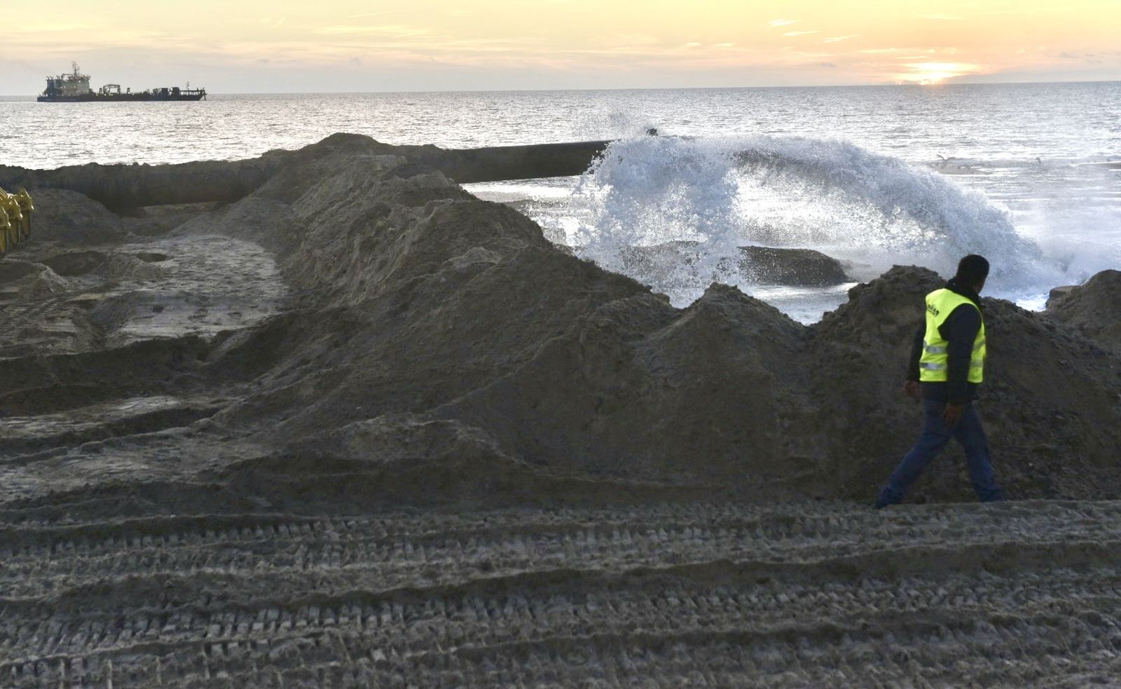 Comienza las obras de regeneración de arena en Matalascañas