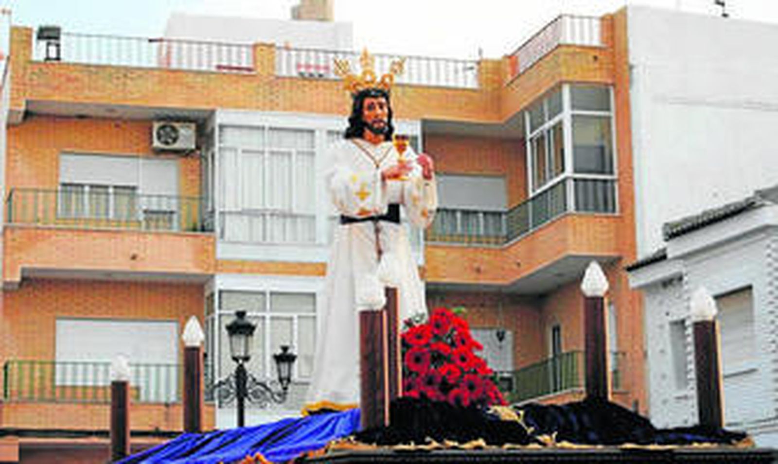 Ntro. Padre Jesús estrenó túnica blanca y llevó un cáliz entre sus manos en traslado a la iglesia Nueva.