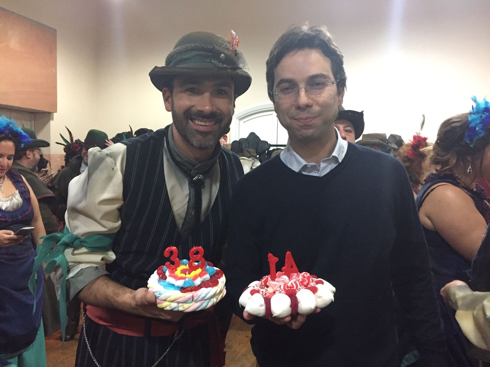 Luis Betanzos y Victoriano Cano, con sendas tartas, celebrando su cumpleaños en el Falla.