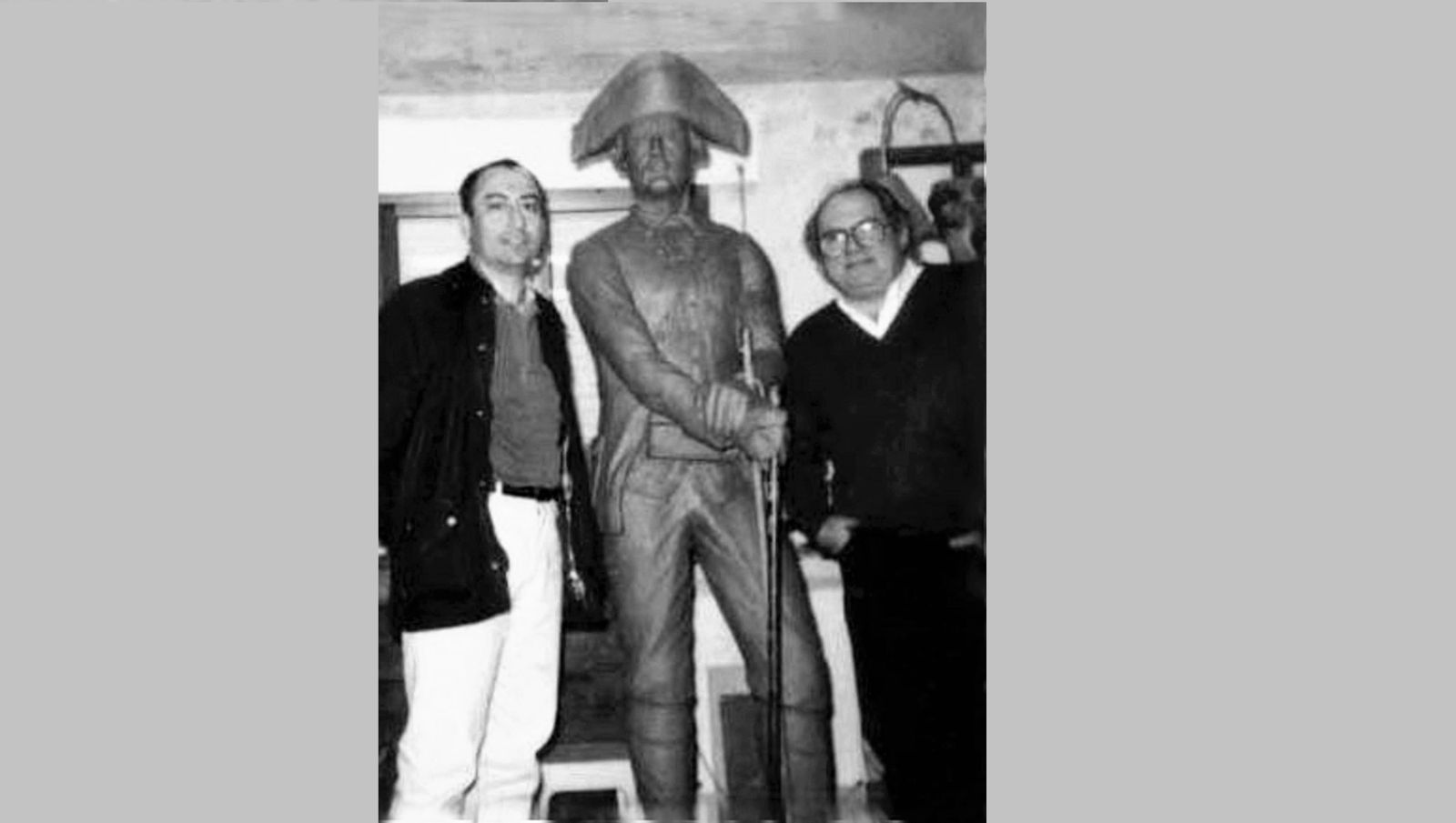 El escultor Gómez de Avellaneda y el autor (i), junto al Escopetero de Getares.