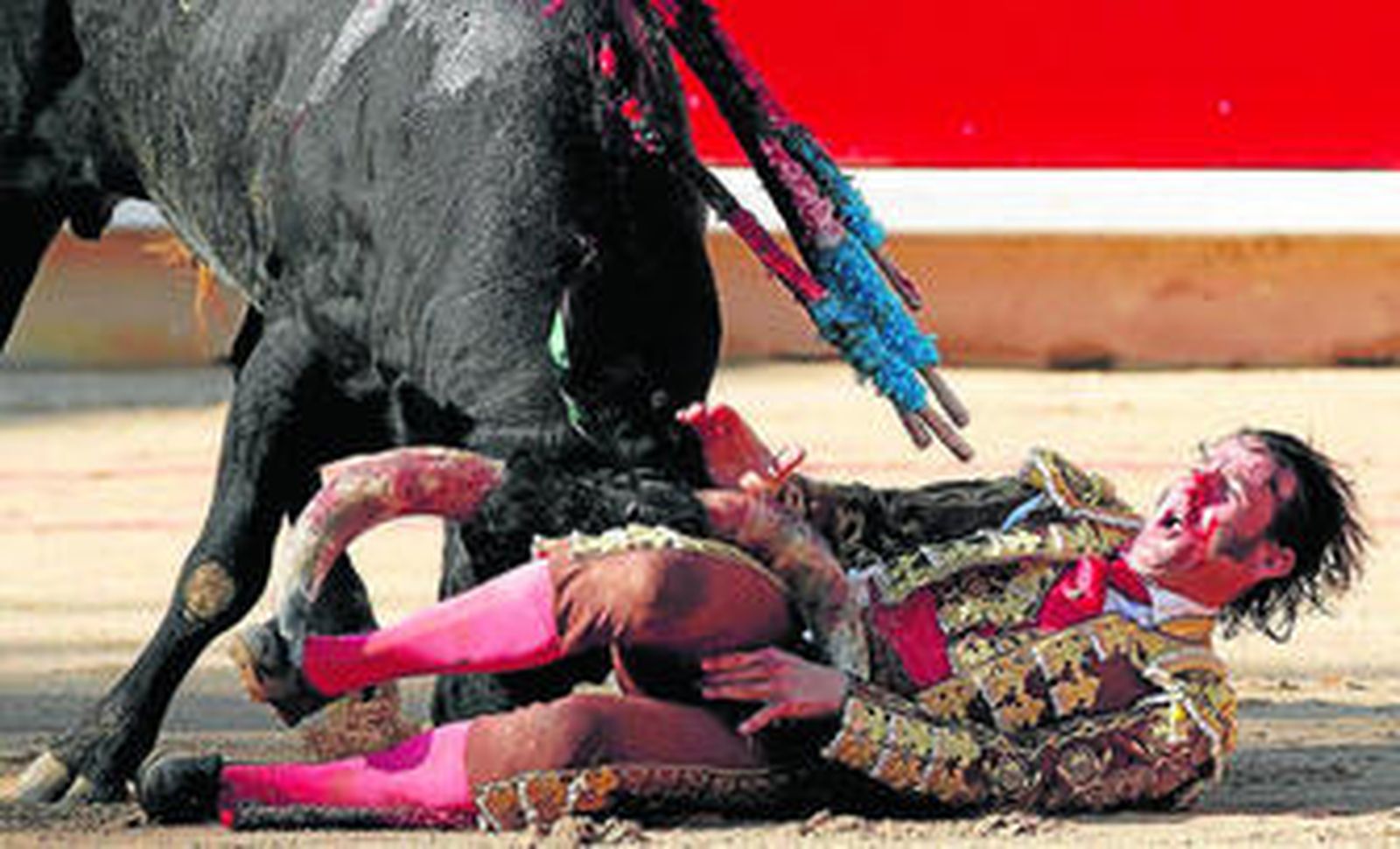 Momento en el que Juan José Padilla es cogido por el primer toro de Miura.