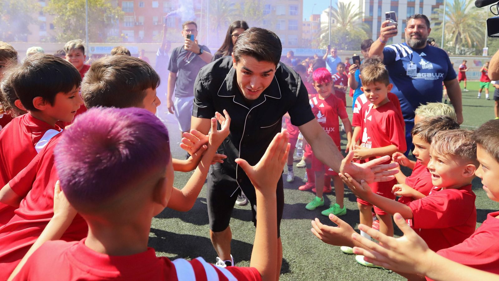 La visita de Brahim Díaz a su campus, en fotos