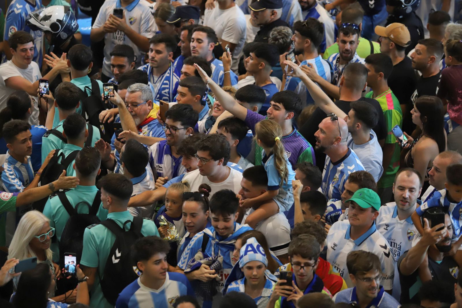 El espectacular preámbulo en el aeropuerto con la afición