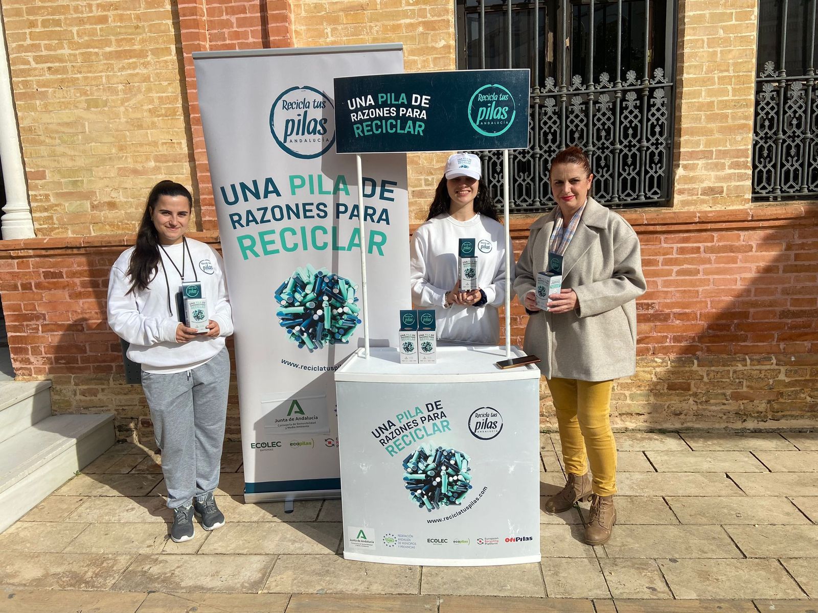 Concejal de Servicios Generales y Medio Ambiente del Ayuntamiento de San Juan del Puerto, Victoria Rodríguez, en el stand de la campaña.