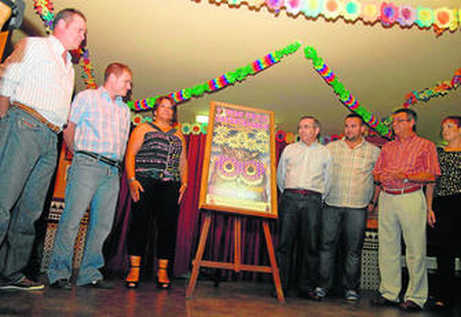 Momento en el que se descubre el cartel con la relación de agrupaciones que vendrán este verano a la ciudad.