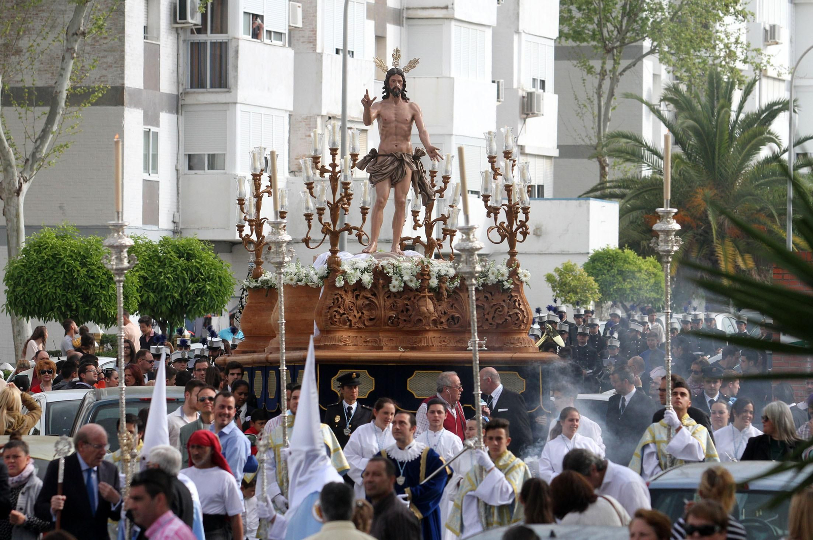 El Resucitado por la barriada de la Hispanidad.