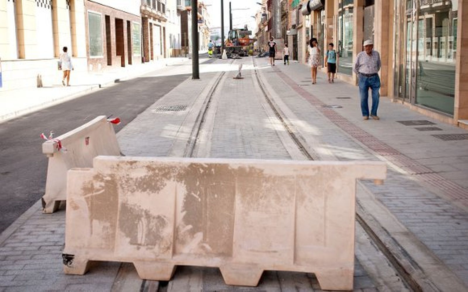 Abre al tráfico la calle Mendizábal en sentido de salida hacia la avenida del Mueble