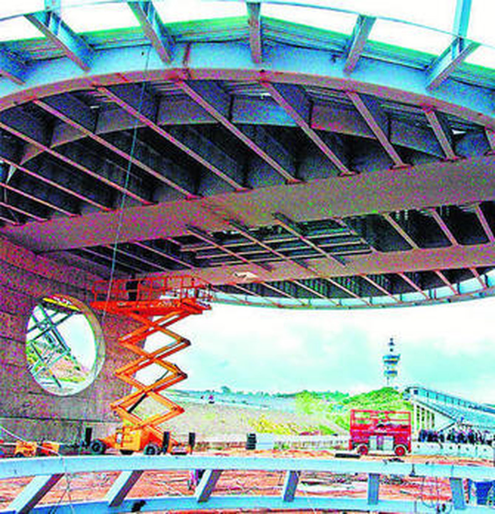 Obras de construcción del 'ovni', la sala VIP que sobrevuela la recta de meta del circuito.