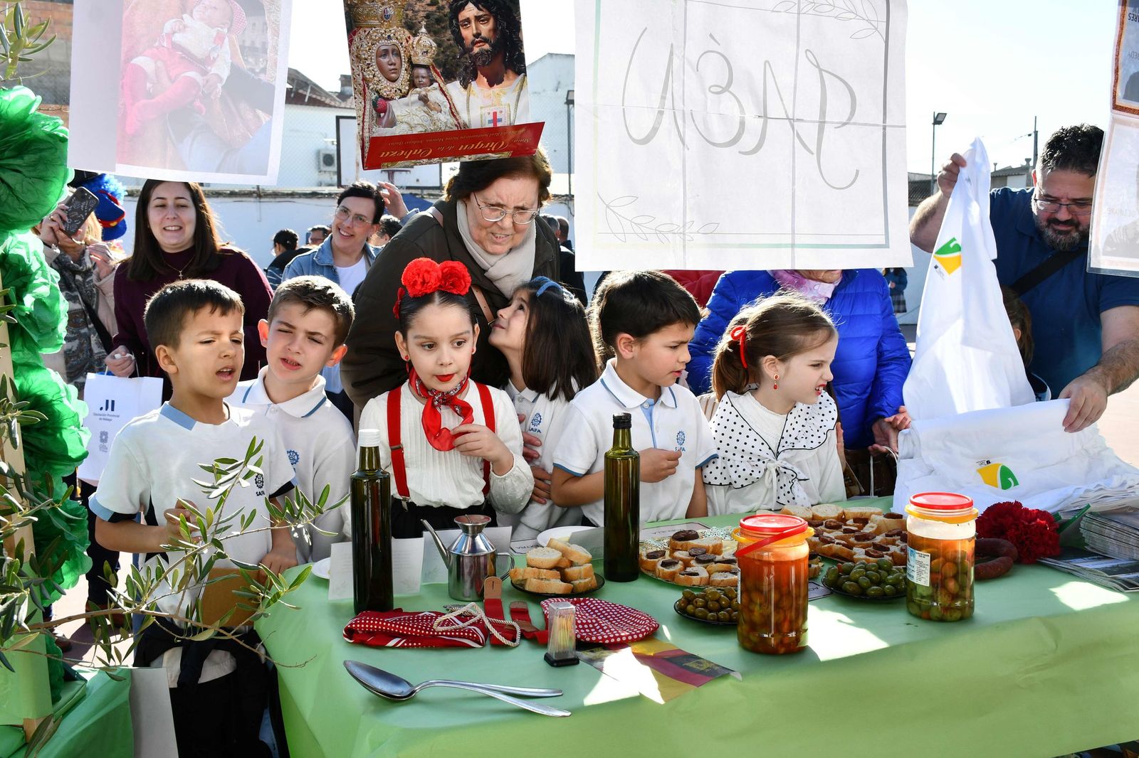 Alumnos del colegio en uno de los expositores de la feria.