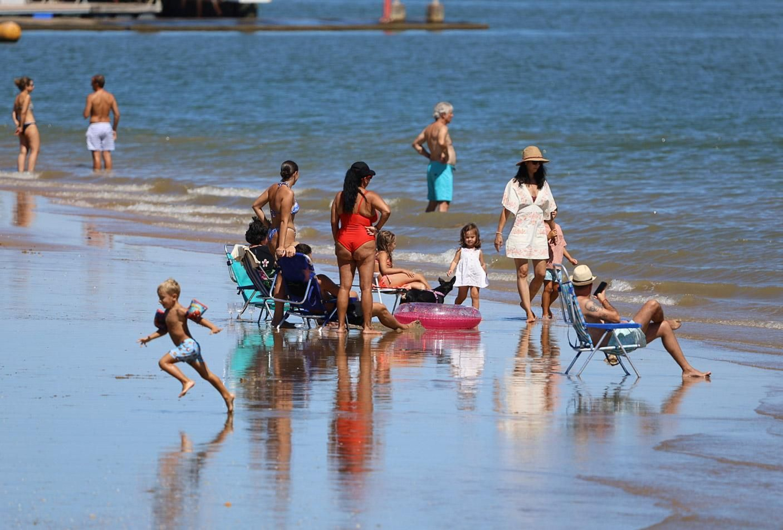 Imágenes de la soleada mañana de playa en Punta Umbría