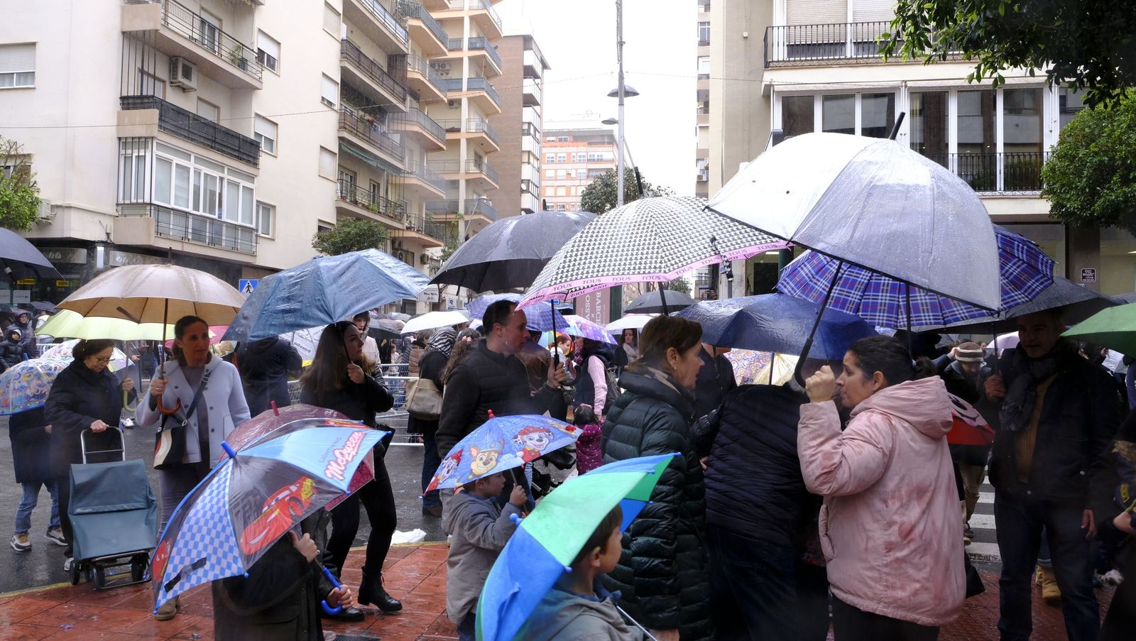 Fotografías de la cabalgata de los Reyes Magos pasada por agua en Almería