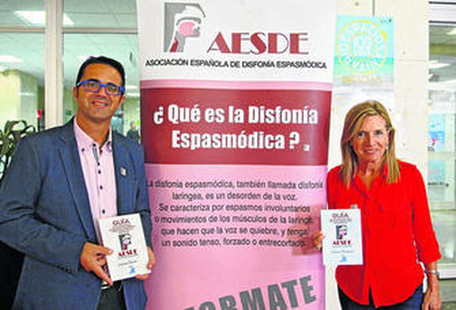 Encarna Caballero con el presidente de la Federación Española de Enfermedades Raras en la mesa informativa que instalaron en el Puerta del Mar.