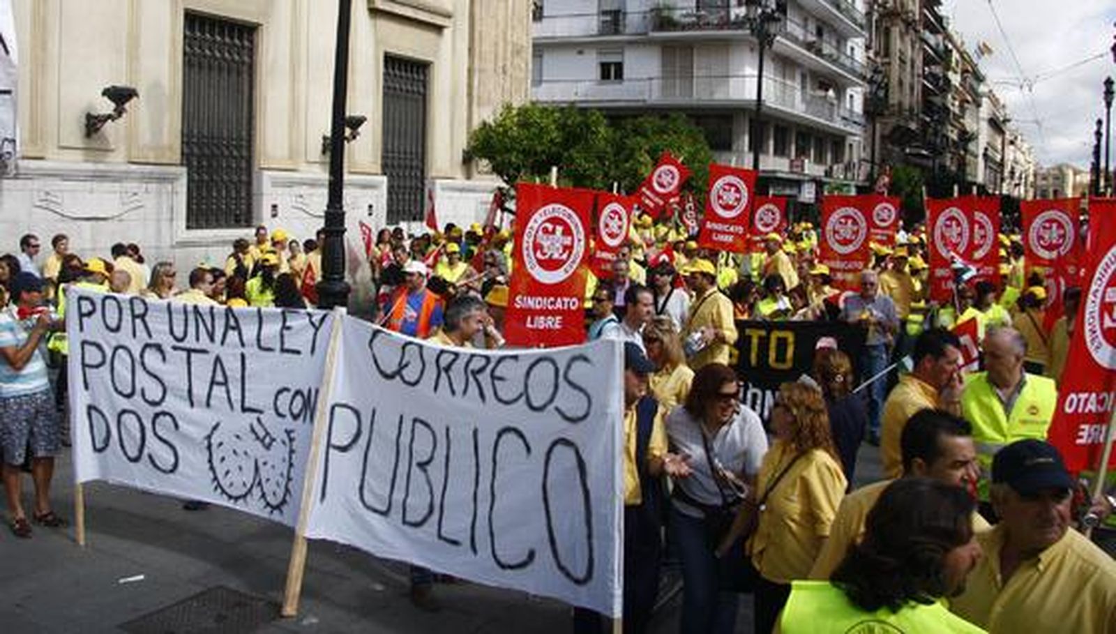 Funcionarios de Correos se manifiestan en la capital.

Foto: B. Vargas