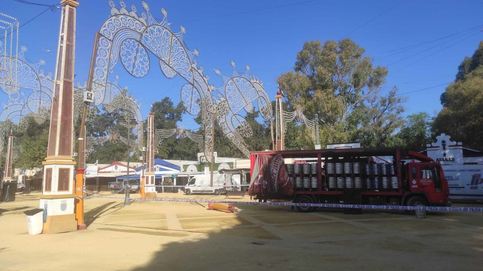 El pórtico de luz derribado por un camión en la Feria de Jerez