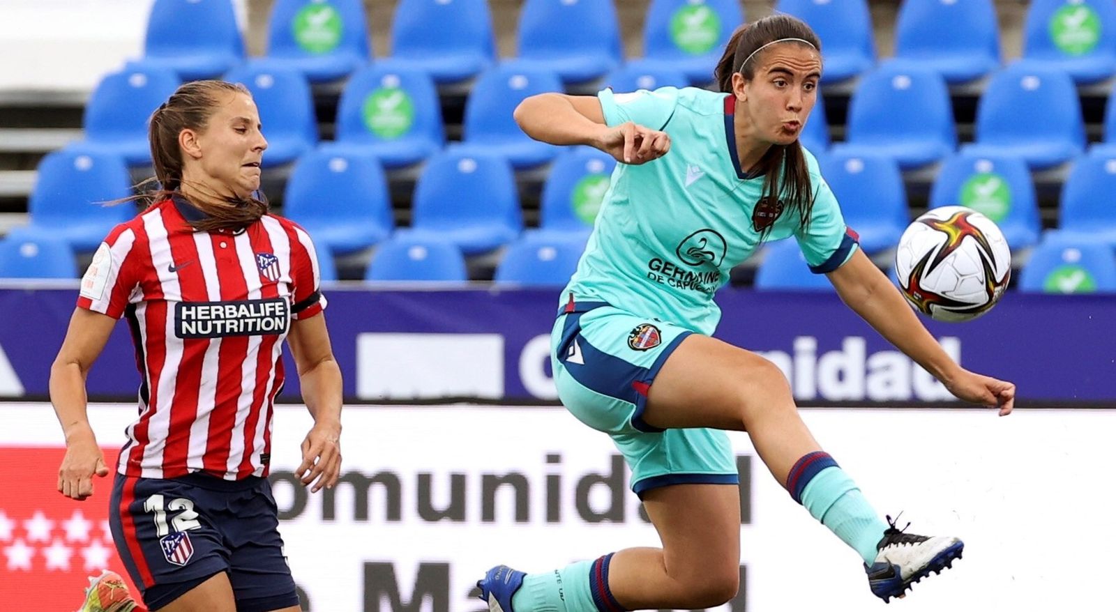 Rocío Gálvez despeja un balón anticipándose a Duggan, jugadora del Atlético de Madrid.