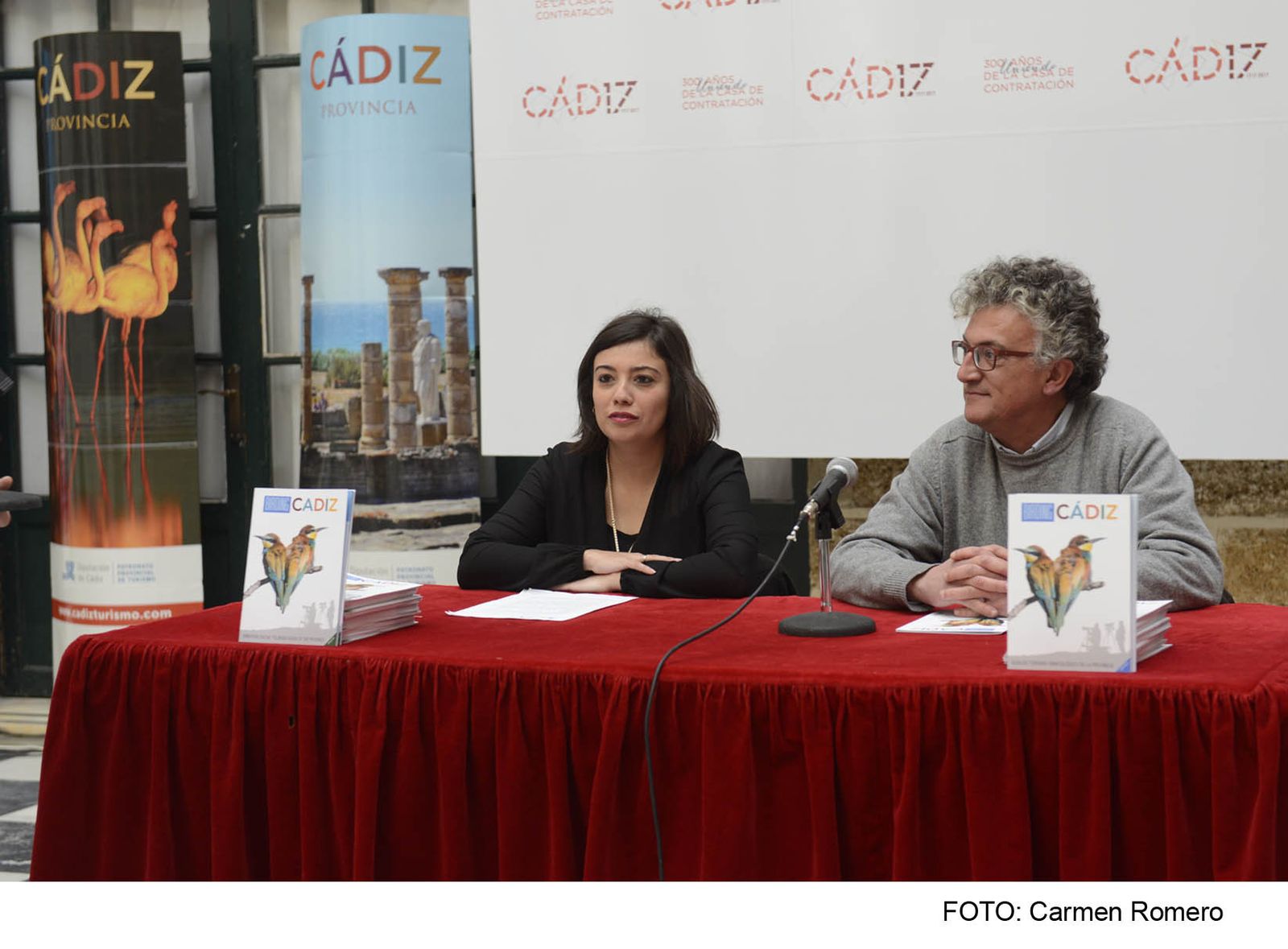 María Dolores Varo y David Barros, presentando ayer la guía.