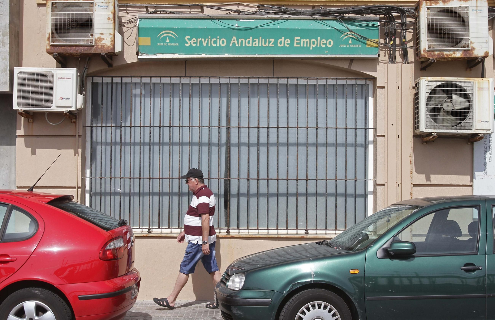 Un hombre pasa delante de la oficina del SAE de Tarifa.