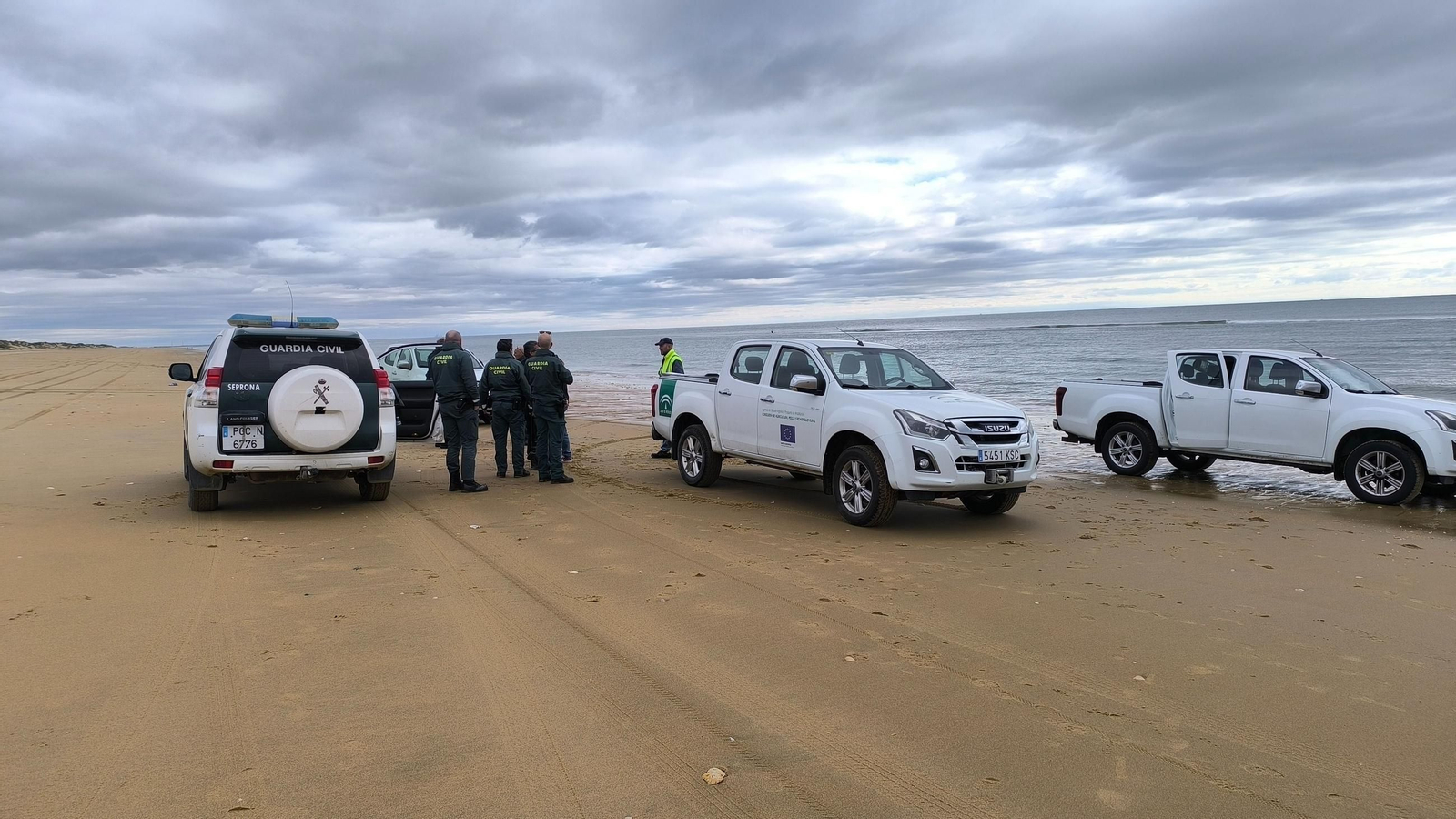 Coches de la Guardia Civil durante una inspección.